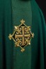 Ornat zielony z zielonym aksamitnym pasem i haftem krzyża – widok tyłu