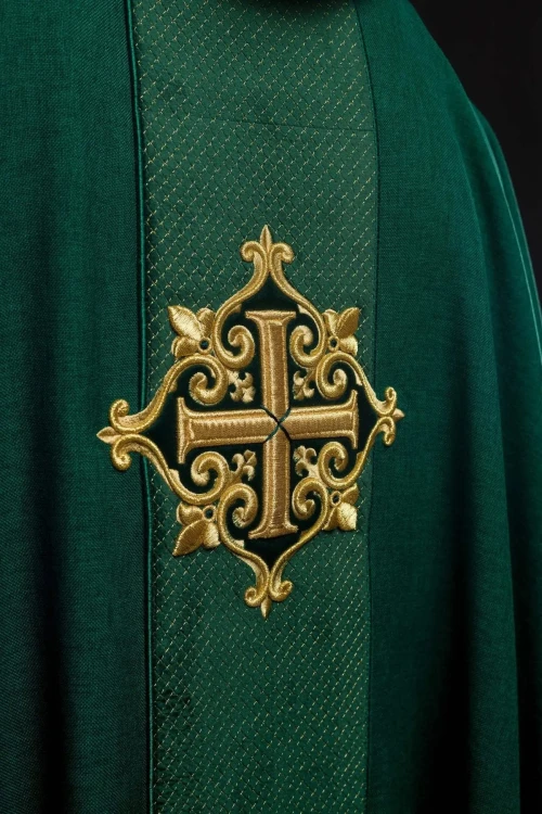 Ornat zielony z zielonym aksamitnym pasem i haftem krzyża – widok tyłu