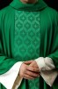 Ornat zielony z żakardowym pasem z krzyżem – zbliżenie haftu