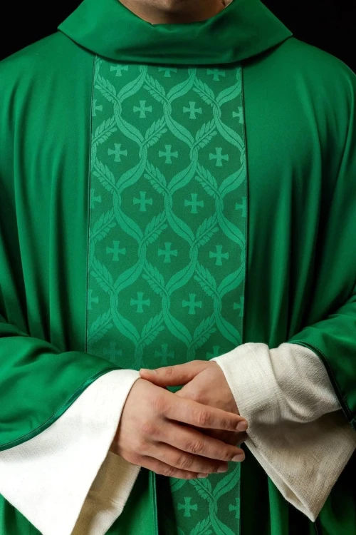 Ornat zielony z żakardowym pasem z krzyżem – zbliżenie haftu
