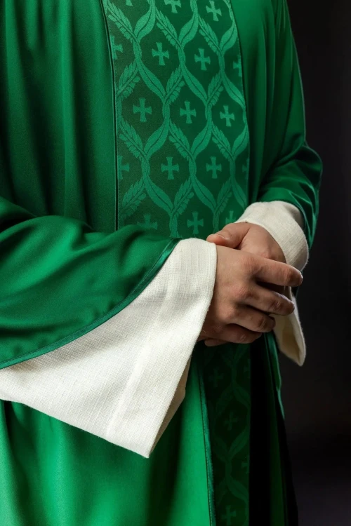 Ornat zielony z żakardowym pasem z krzyżem – detal symbolu