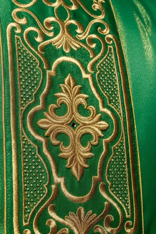 Zielony ornat bogato haftowany z połyskiem – zbliżenie haftu