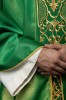 Zielony ornat bogato haftowany z połyskiem – detal symbolu