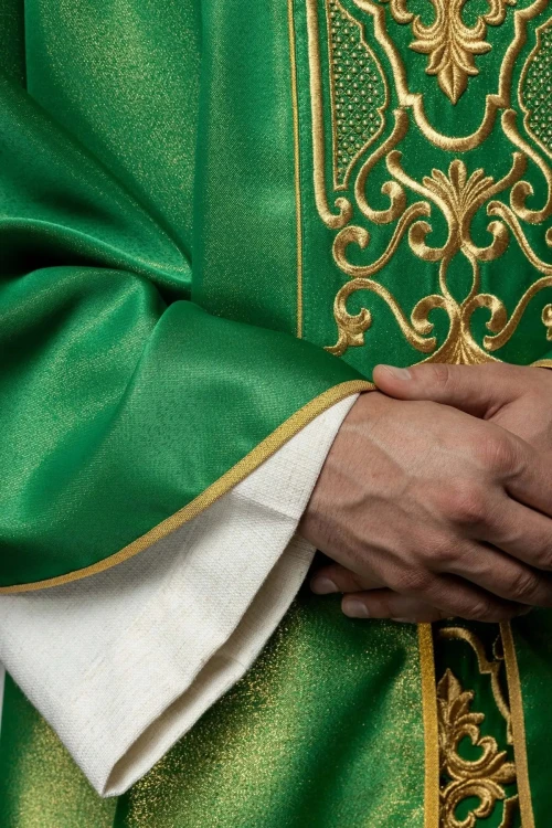 Zielony ornat bogato haftowany z połyskiem – detal symbolu