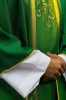 Zielony ornat haftowany ze wzorem IHS ze złoceniem – detal symbolu