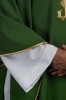 Zielony ornat haftowany ze złotym motywem IHS – detal symbolu