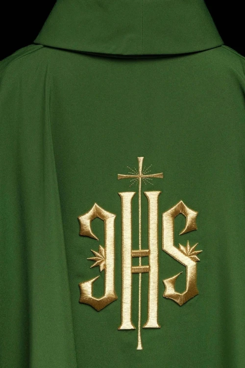 Zielony ornat haftowany ze złotym motywem IHS – widok przodu