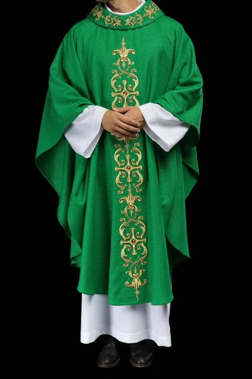 Zielony ornat liturgiczny bogato haftowany kamieniami – pełny widok