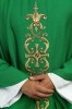 Zielony ornat liturgiczny bogato haftowany kamieniami – zbliżenie haftu