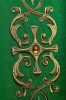 Zielony ornat liturgiczny bogato haftowany kamieniami – detal symbolu