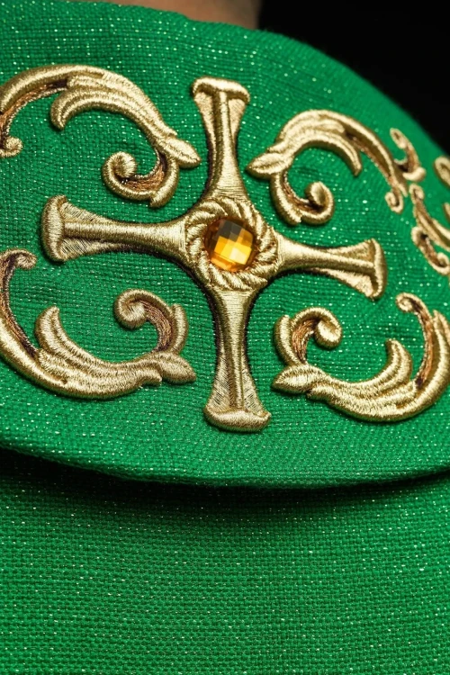 Zielony ornat liturgiczny bogato haftowany kamieniami – wykończenie kołnierza