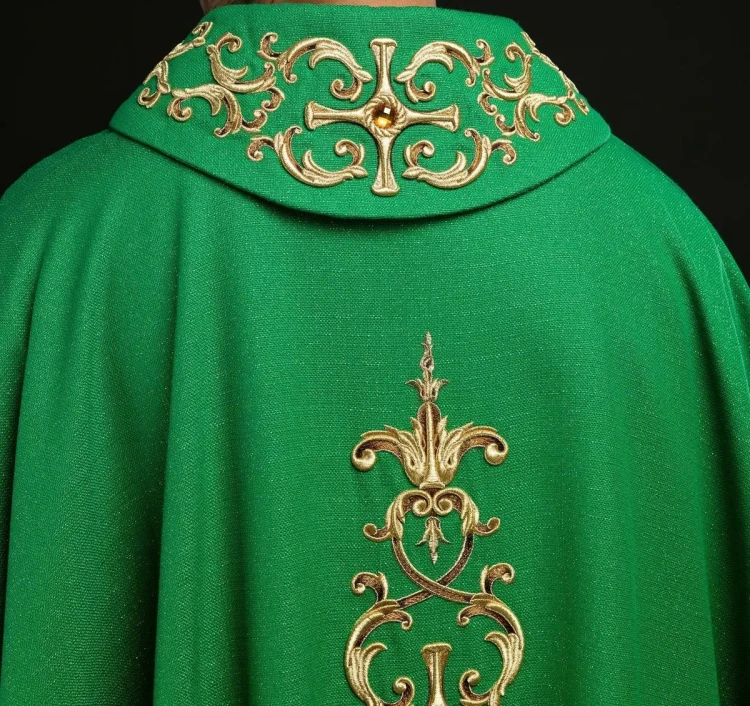 Zielony ornat liturgiczny bogato haftowany kamieniami – widok przodu