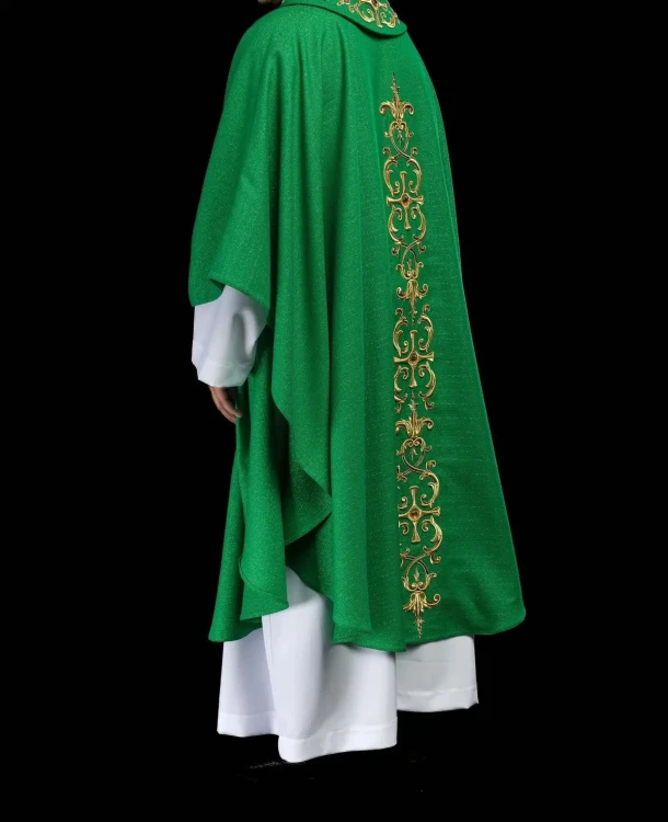 Zielony ornat liturgiczny bogato haftowany kamieniami – widok tyłu