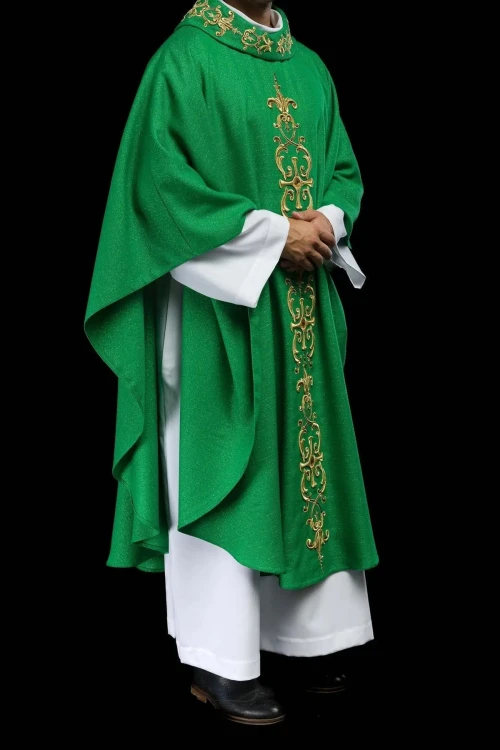 Zielony ornat liturgiczny bogato haftowany kamieniami – detal tkaniny