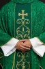 Zielony ornat liturgiczny ozdobiony haftowanym pasem