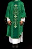 Zielony ornat liturgiczny ozdobiony haftowanym pasem – pełny widok