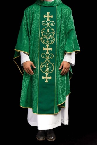 Zielony ornat liturgiczny ozdobiony haftowanym pasem – pełny widok