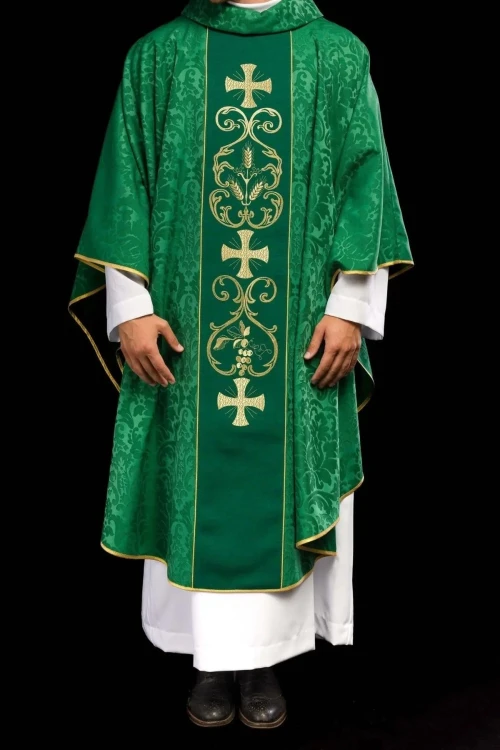 Zielony ornat liturgiczny ozdobiony haftowanym pasem – pełny widok
