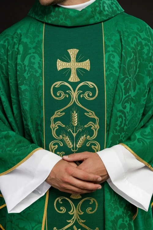 Zielony ornat liturgiczny ozdobiony haftowanym pasem – zbliżenie haftu