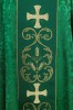 Zielony ornat liturgiczny ozdobiony haftowanym pasem – detal symbolu
