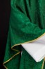 Zielony ornat liturgiczny ozdobiony haftowanym pasem – wykończenie kołnierza