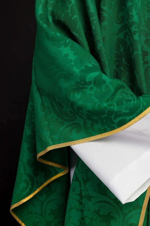 Zielony ornat liturgiczny ozdobiony haftowanym pasem – wykończenie kołnierza