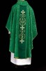 Zielony ornat liturgiczny ozdobiony haftowanym pasem – widok przodu