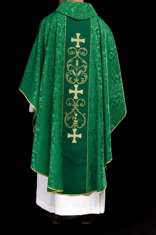 Zielony ornat liturgiczny ozdobiony haftowanym pasem – widok przodu