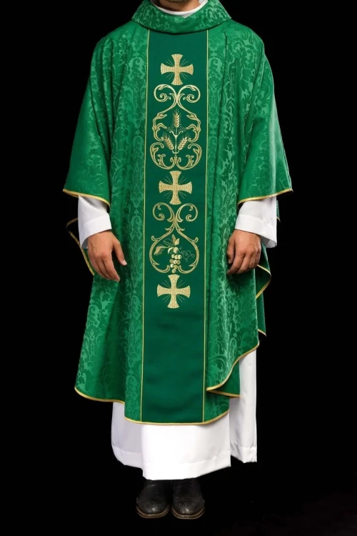 Zielony ornat liturgiczny ozdobiony haftowanym pasem – widok tyłu