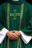 Zielony ornat liturgiczny z haftowanym krzyżem i żakardowymi pasami