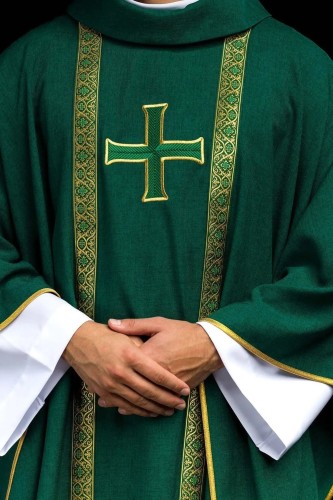 Zielony ornat liturgiczny z haftowanym krzyżem i żakardowymi pasami