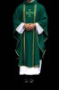 Zielony ornat liturgiczny z haftowanym krzyżem i żakardowymi pasami – pełny widok