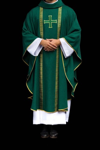 Zielony ornat liturgiczny z haftowanym krzyżem i żakardowymi pasami – pełny widok