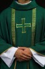 Zielony ornat liturgiczny z haftowanym krzyżem i żakardowymi pasami – zbliżenie haftu