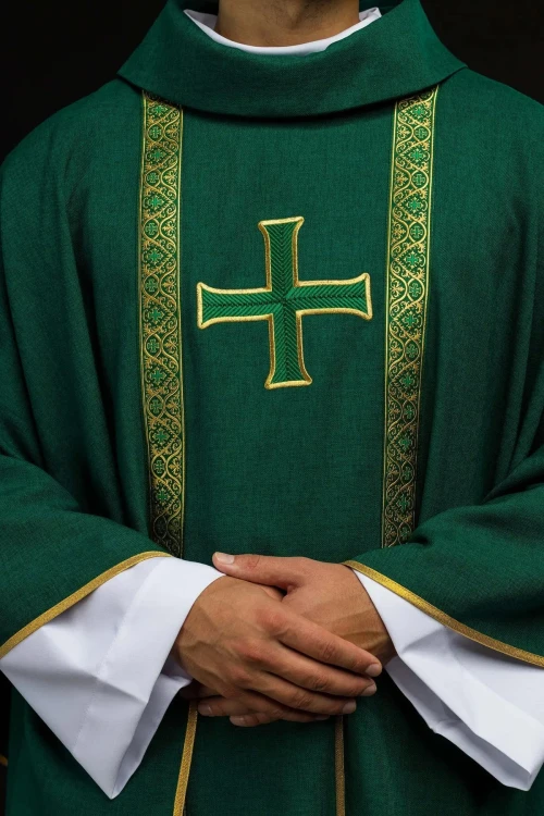 Zielony ornat liturgiczny z haftowanym krzyżem i żakardowymi pasami – zbliżenie haftu
