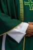 Zielony ornat liturgiczny z haftowanym krzyżem i żakardowymi pasami – detal symbolu