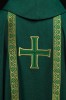 Zielony ornat liturgiczny z haftowanym krzyżem i żakardowymi pasami – wykończenie kołnierza