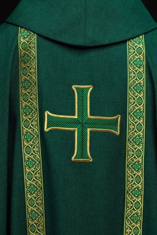 Zielony ornat liturgiczny z haftowanym krzyżem i żakardowymi pasami – wykończenie kołnierza