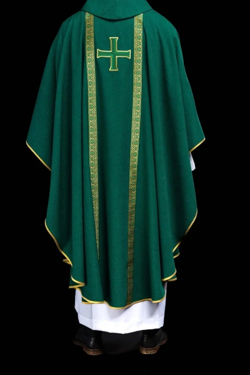 Zielony ornat liturgiczny z haftowanym krzyżem i żakardowymi pasami – widok tyłu