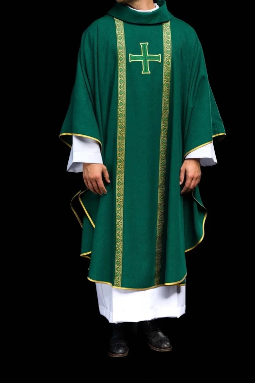 Zielony ornat liturgiczny z haftowanym krzyżem i żakardowymi pasami – detal tkaniny