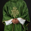 Zielony ornat liturgiczny z haftowanym motywem IHS na ozdobnej tkaninie