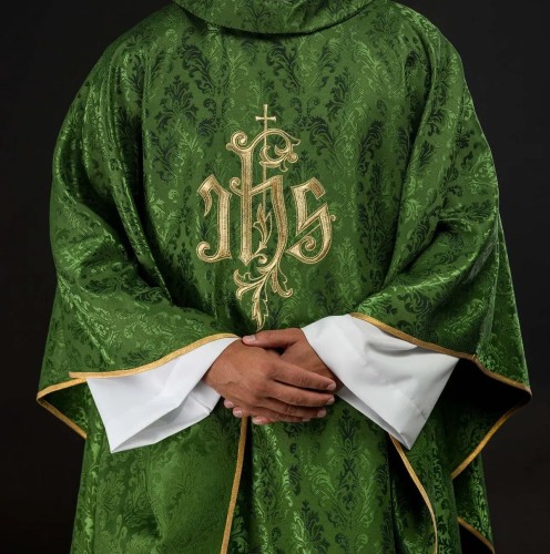 Zielony ornat liturgiczny z haftowanym motywem IHS na ozdobnej tkaninie