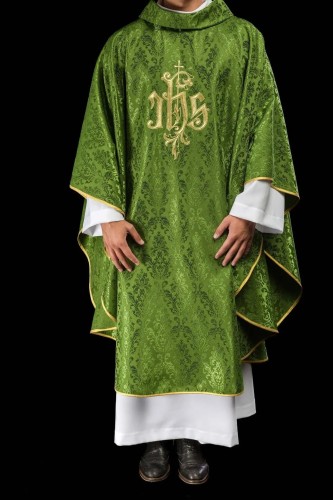 Zielony ornat liturgiczny z haftowanym motywem IHS na ozdobnej tkaninie – pełny widok