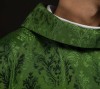 Zielony ornat liturgiczny z haftowanym motywem IHS na ozdobnej tkaninie – wykończenie kołnierza