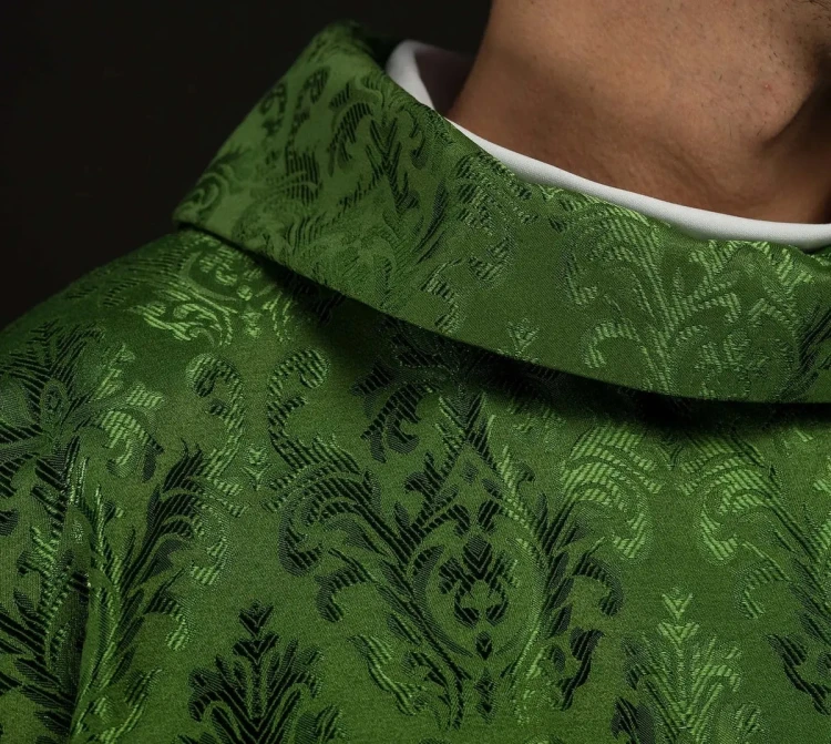 Zielony ornat liturgiczny z haftowanym motywem IHS na ozdobnej tkaninie – wykończenie kołnierza