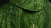 Zielony ornat liturgiczny z haftowanym motywem IHS na ozdobnej tkaninie – widok przodu