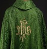 Zielony ornat liturgiczny z haftowanym motywem IHS na ozdobnej tkaninie – widok tyłu