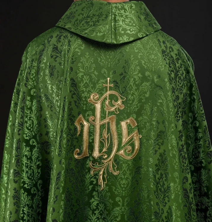 Zielony ornat liturgiczny z haftowanym motywem IHS na ozdobnej tkaninie – widok tyłu