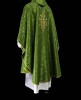 Zielony ornat liturgiczny z haftowanym motywem IHS na ozdobnej tkaninie – detal tkaniny