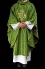 Zielony ornat liturgiczny z haftowanym motywem IHS na ozdobnej tkaninie – układ na sylwetce